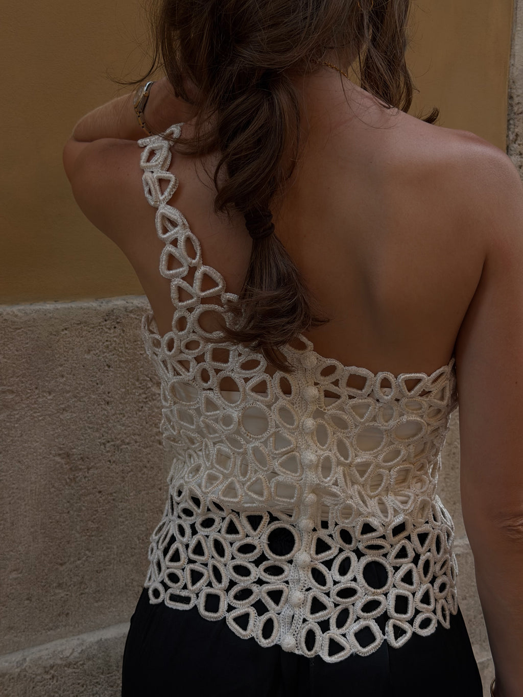 ONE SHOULDER CROCHET HOOPS TOP
