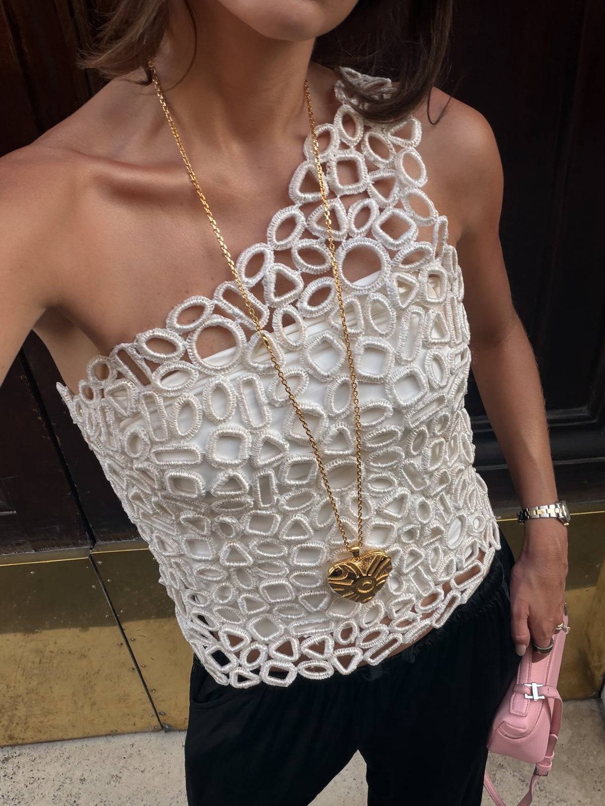Blusa ombro único argolas em crochê