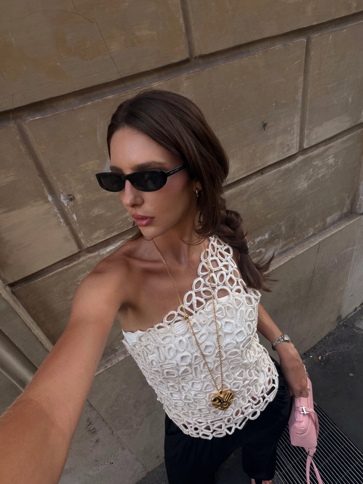 Blusa ombro único argolas em crochê